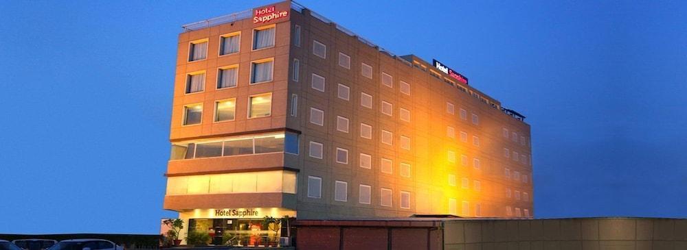 ホテル サファイア Zirakpur エクステリア 写真